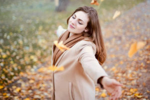 femme souriante en automne